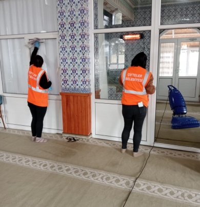 Zabıta Amirliği ekiplerimiz, Mahallemizde camii temizlik çalışmalarına devam ediyor.