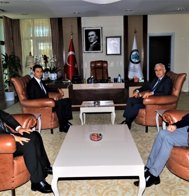 Belediye Başkanımız Sayın Kadir BIYIK, Osmangazi Üniversitesi Rektörü Prof. Dr. Sayın Kamil ÇOLAK’a ve Rektör Yardımcılarına hayırlı olsun ziyaretinde bulunarak görevlerinde başarılar diledi.