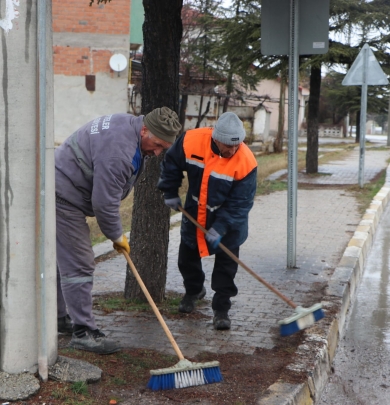 Belediye ekiplerimiz Sakarya Mahallesi Atatürk Caddesi üzerinde temizlik çalışmalarına devam ediyor.