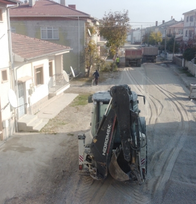 Belediyemiz Hoca Ahmet Yesevi Sokak, Türkmen Sokak, Işık Sokak ve Çınar Çeşme Sokak’ta yol yapımı çalışmalarına zemin hazırlığı ile devam ediyor.