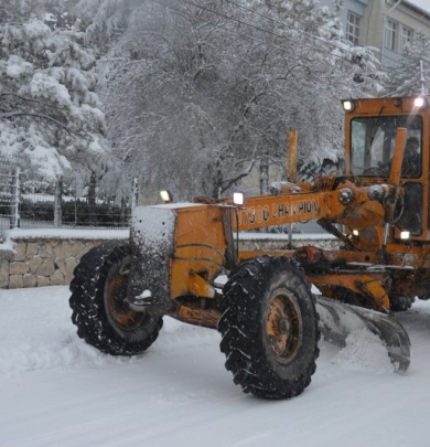 Çifteler Belediyesi ekipleri yoğun kar yağışı ile karla mücadele çalışmalarına başladı.