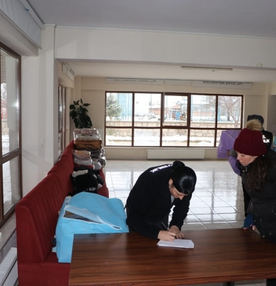 Deprem bölgesine toplanan ayni yardımlar Türk Dünyası Belediye Kültür evinde toplanmaktadır.