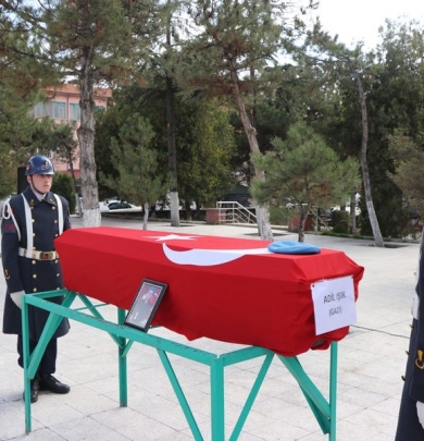 Kıbrıs Gazimiz Adil IŞIK’ın cenaze töreni İlçemiz Cumhuriyet Meydanında gerçekleşti.