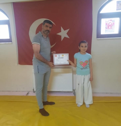 Kick Boks ve Taekwondo 1. Dönem Kuşak sınavında başarılı sporcularımıza Antrenörümüz Musa COŞKUN tarafından diplomaları takdim edildi.