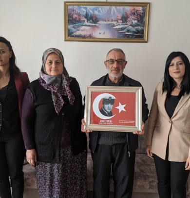 Şehit Ahmet ÇOTUK’un ailesini Belediyemiz Sosyal ve Kültür İşleri Müdürlüğü personelimiz ile evinde ziyaret ettik.
