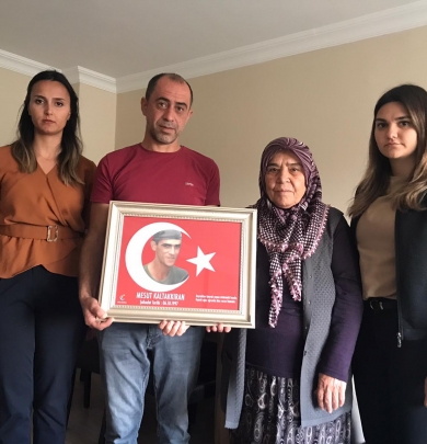 Şehit Mesut Kaltakkıran’ın ailesini Belediyemiz Sosyal ve Kültür İşleri Müdürlüğü personeli ile evinde ziyaret ettik.